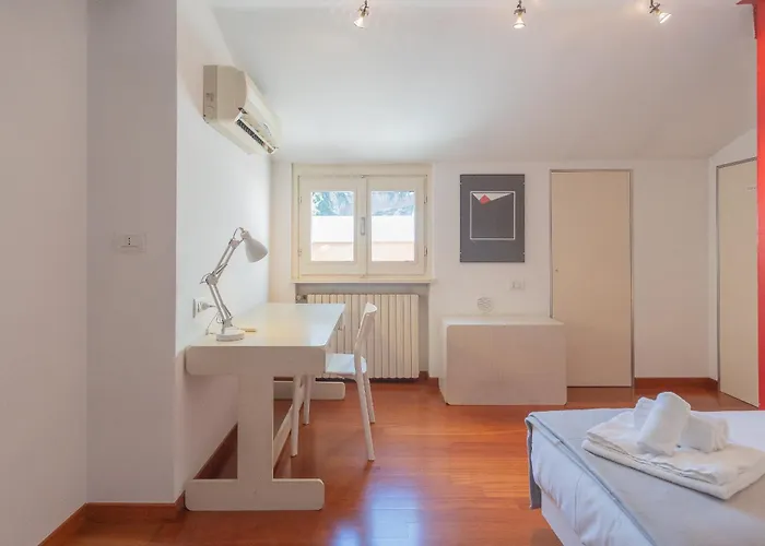 La Mansarda アパート コモ